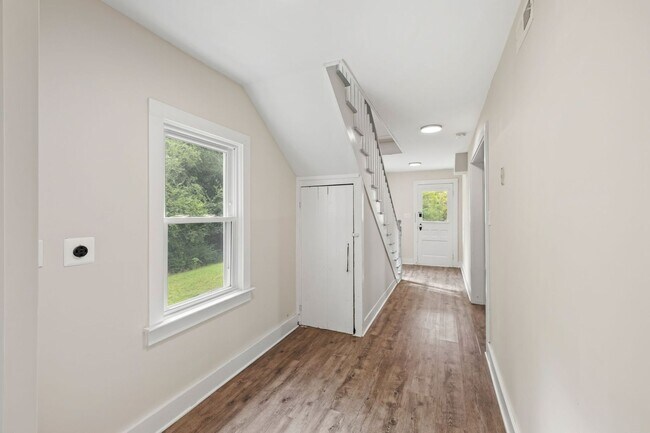 Building Photo - 1457 Caledon Rd
