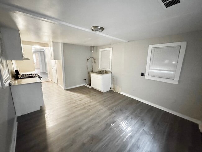 Building Photo - 1536 Brookins St