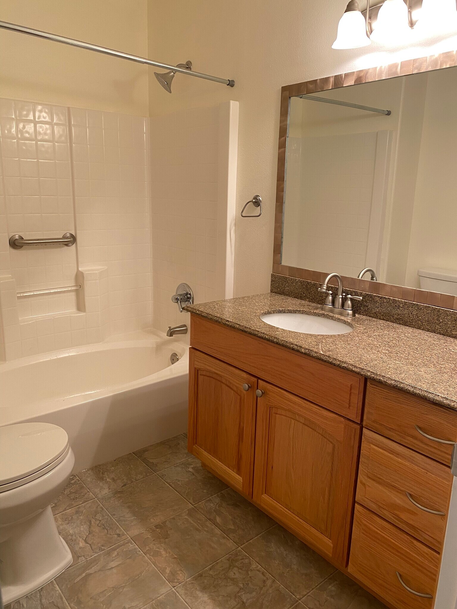 Upstairs Bath 1 - 425 SE Shell Ave