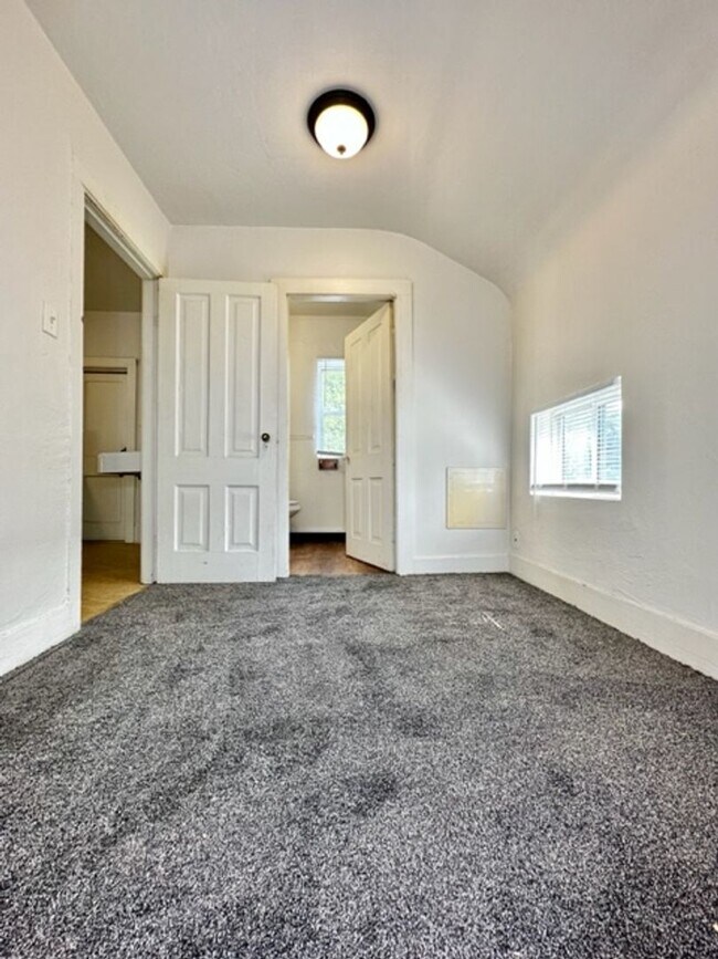 Building Photo - 1243 E Walnut St