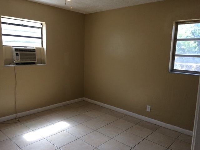 Building Photo - Large 6-2 house with new central air