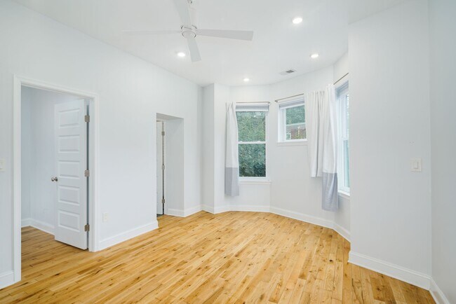 Building Photo - 4300 Larchwood Ave