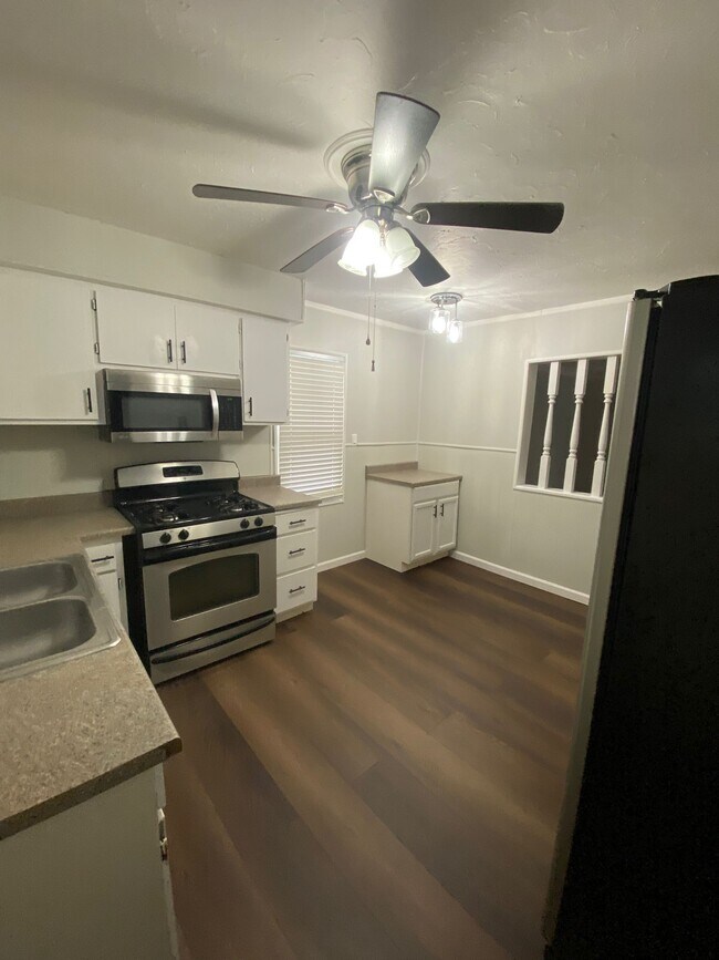 Building Photo - 4207 Wood Ave