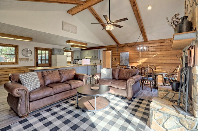 Building Photo - 1021 Saddle Back Cir