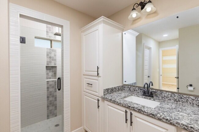 Building Photo - "Spacious 4-Bed Oasis with Pool Retreat in Mission, TX!"