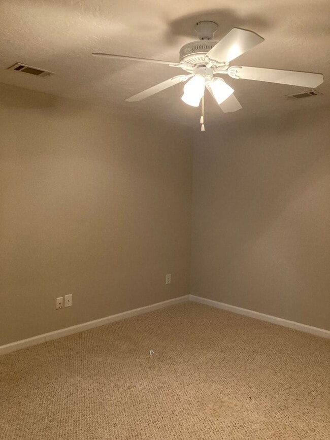 Building Photo - 3 Bed/3 Bath Townhome with Screened in Por...