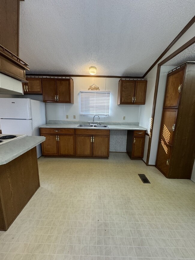 Building Photo - "Charming 2-Bed, 2-Bath in Hendersonville.