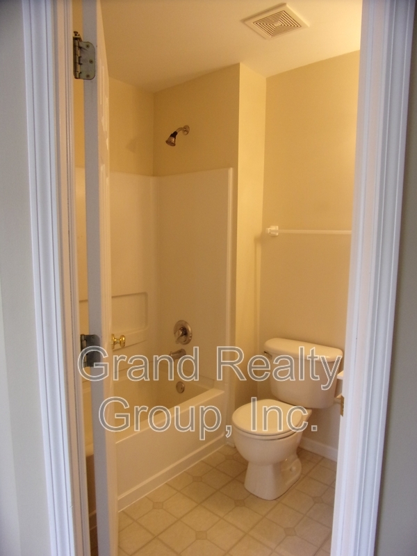 Building Photo - 652 S Rosehall Ln