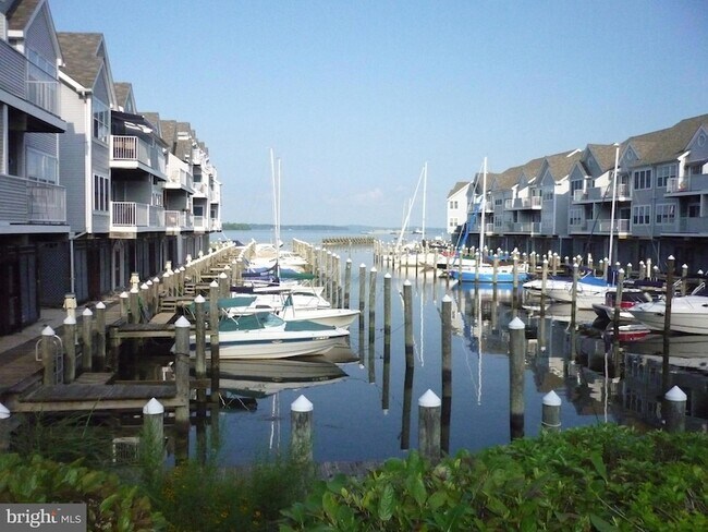 Building Photo - 421 Concord St