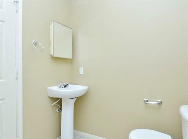 Building Photo - 554 E Cedar St