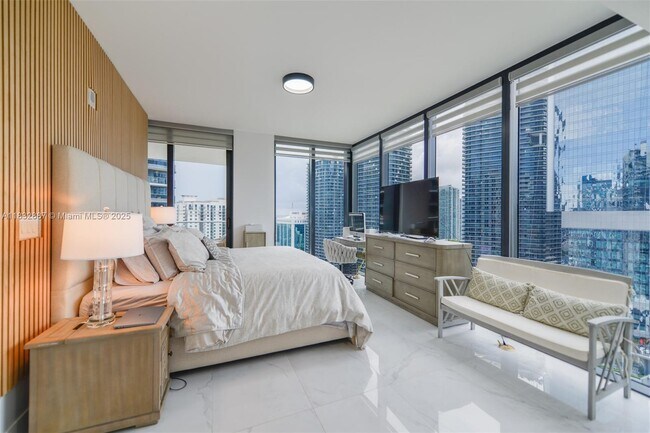 Building Photo - 1010 Brickell Ave