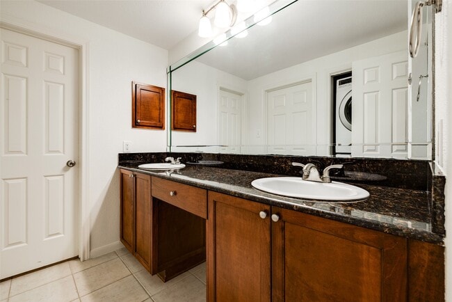 Building Photo - 2255 Braeswood Park Dr