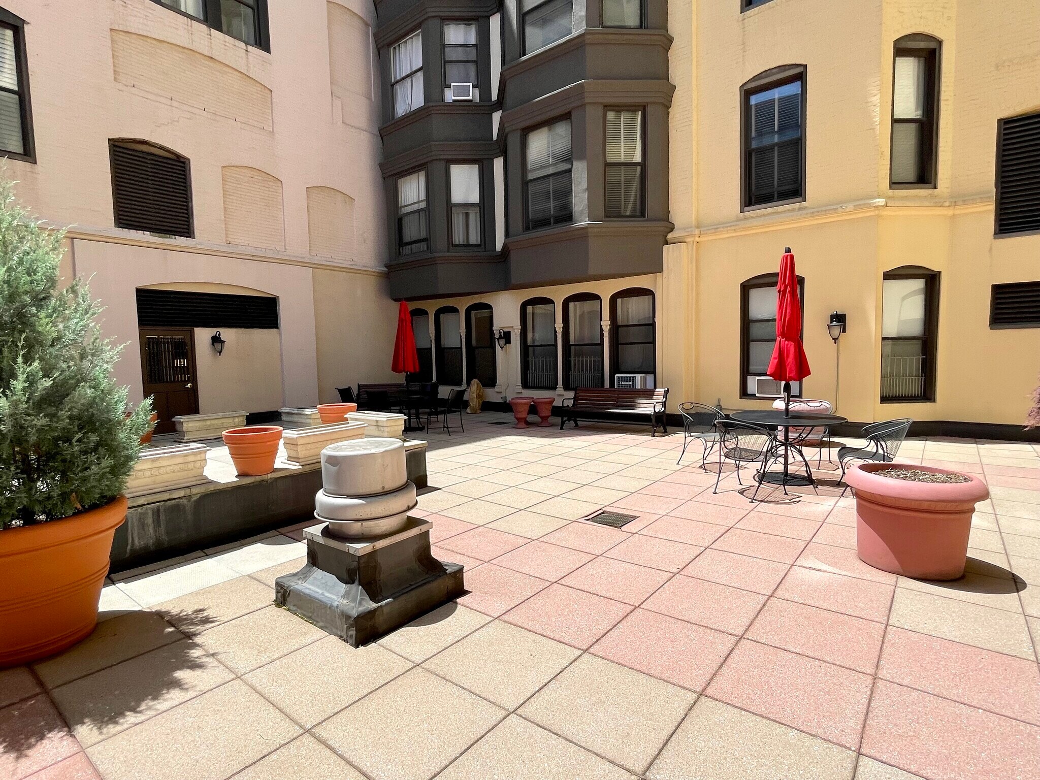 Building Photo - 10 Charlesgate E