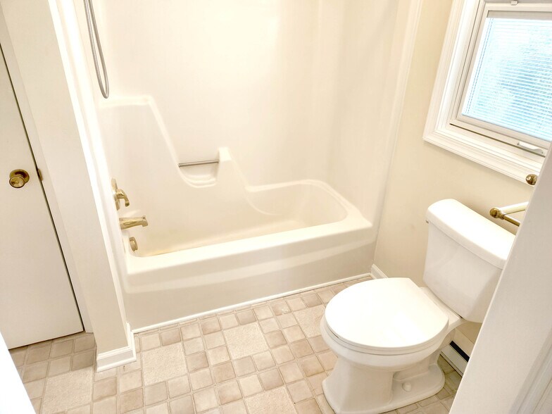 Building Photo - 12422 Kent Rd