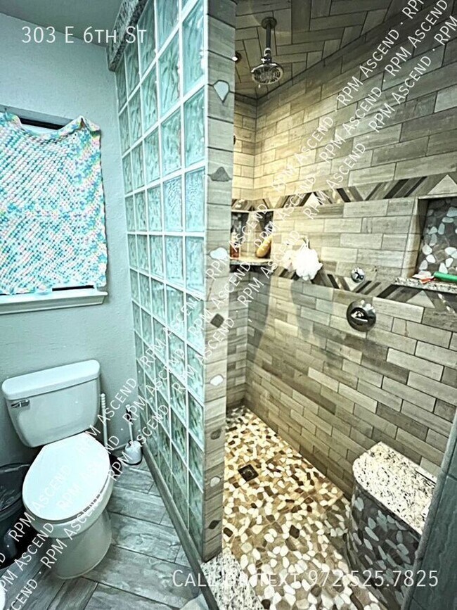 Building Photo - 303 E 6th St