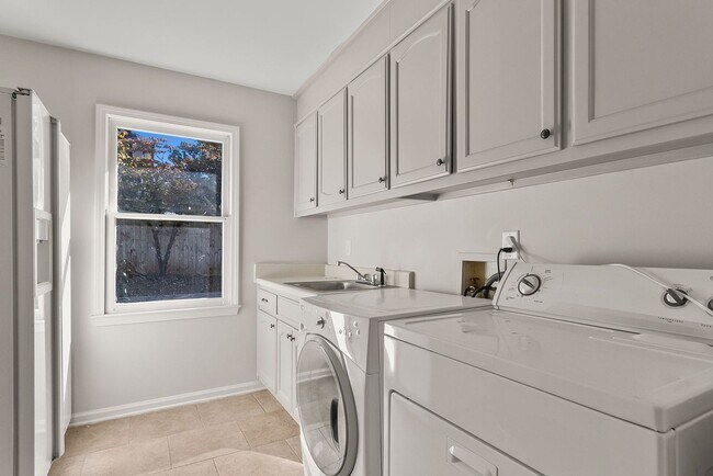 Building Photo - Beautiful 4 Bed 2.5 Bath Available Now!