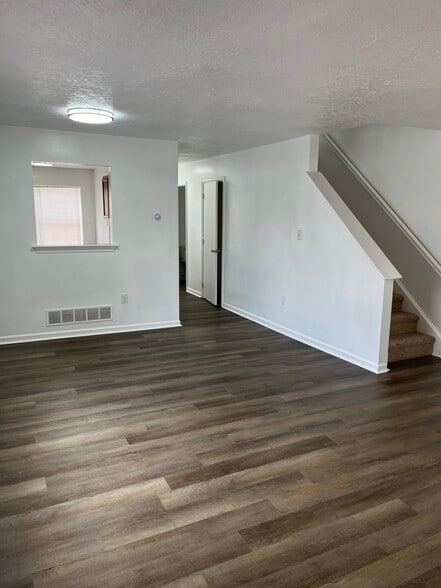 Building Photo - 102 Gateway Dr