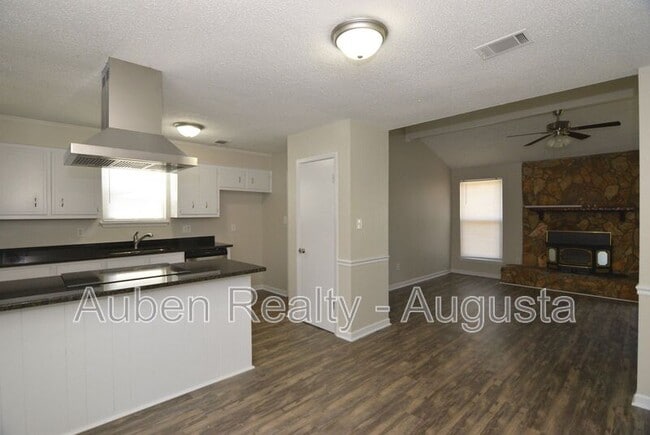 Building Photo - 2317 Hiwatha Dr