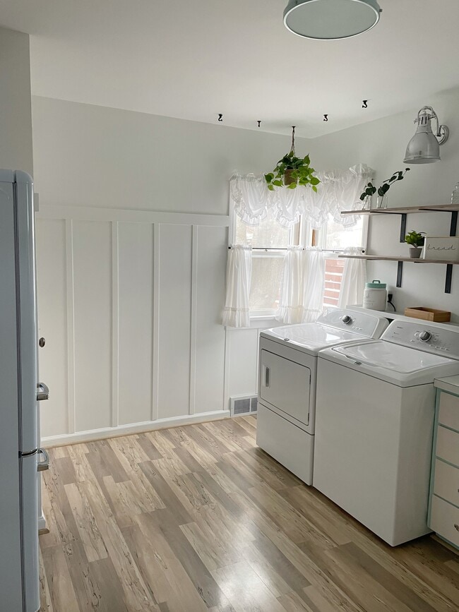 Building Photo - 181 W Custer Ave