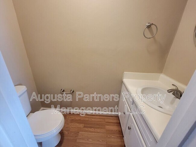 Building Photo - 2309 Creekview Dr