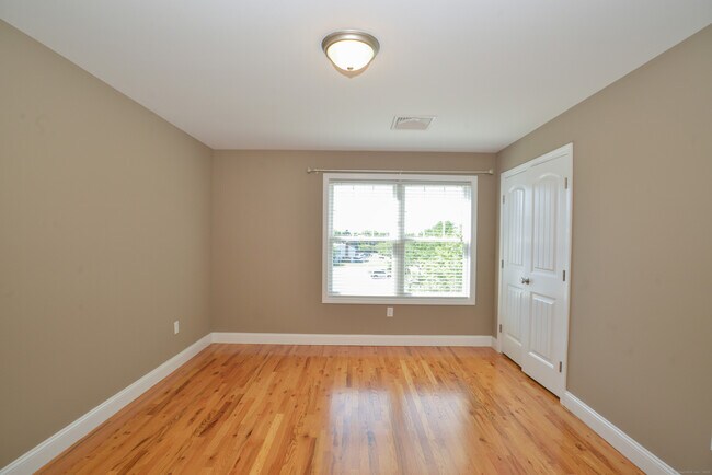 Building Photo - 341 Meadowside Rd