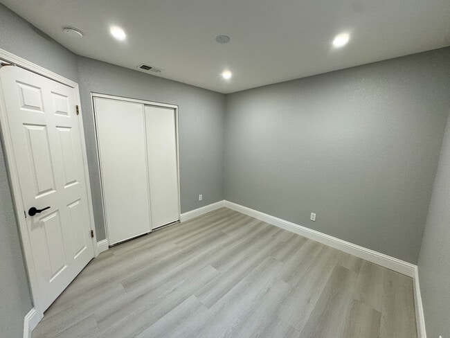 Building Photo - 880 Arches Ct