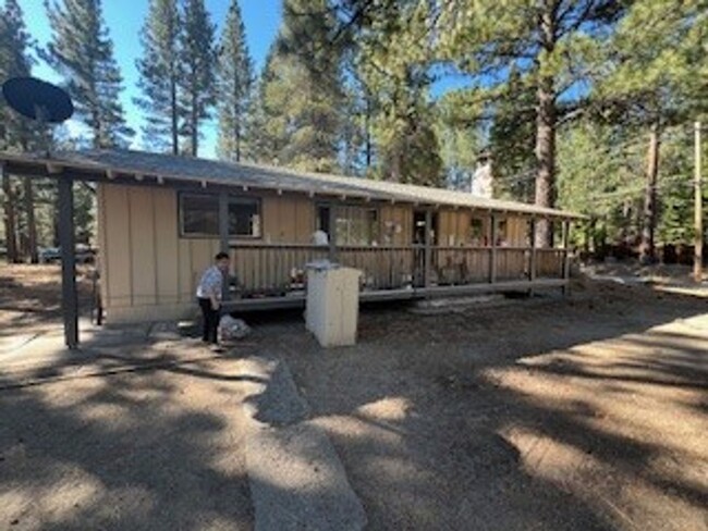 Building Photo - One level cabin in a quiet neighborhood