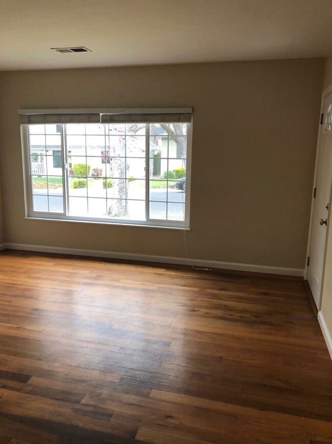 Building Photo - Downtown Pleasanton Charmer 3 BR 1 BA