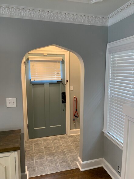 Building Photo - 706 E 71st Ter