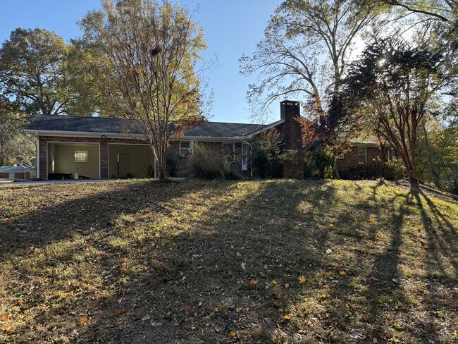 Building Photo - 565 Paris St