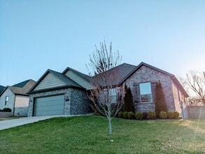 Building Photo - 700 Hawthorn Way