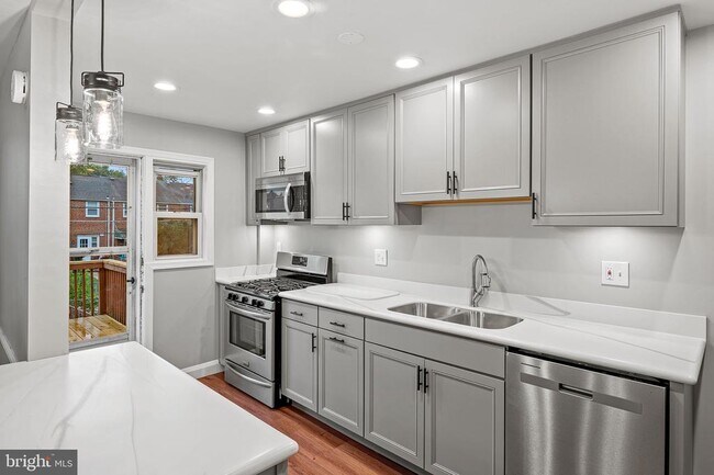 Building Photo - 1621 Thetford Rd