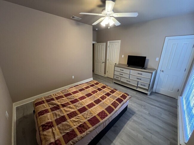 Building Photo - Newly updated! 3 bd, 2 bath condo in Zachary's Cottages at Blue Herron