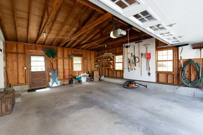 Building Photo - Beautiful 3 Bed, 2.5 Bath Single Family Colonial for Rent in Manchester!