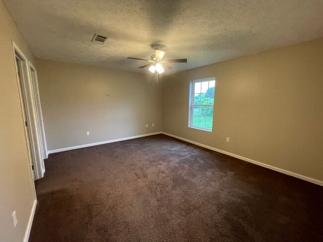 Building Photo - 3 bedroom 2 bath single family home in Whi...