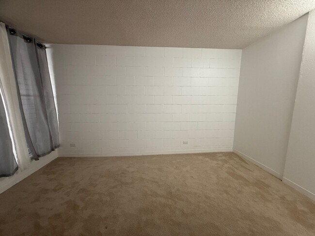 Building Photo - Remodeled 2 bedroom, 1 bath with assigned ...