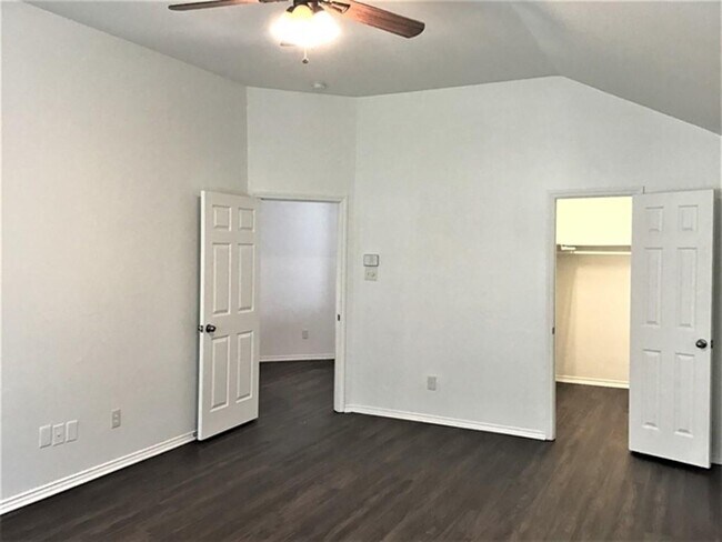 Building Photo - 15818 Shoreline Terrace Dr