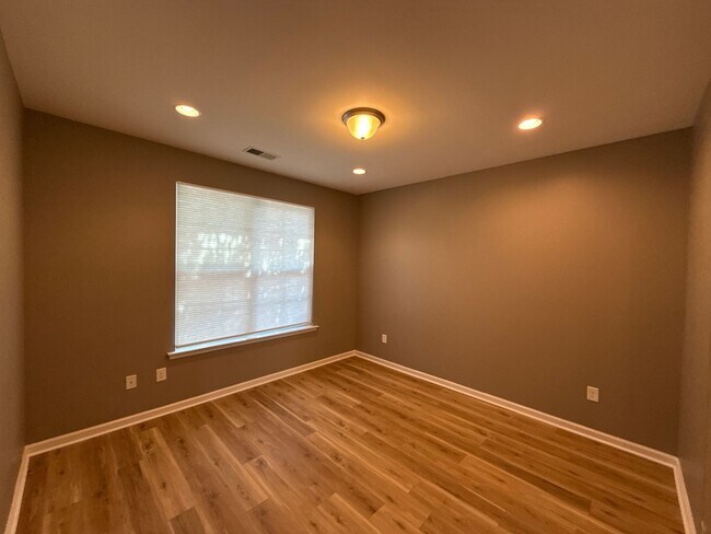 Building Photo - 5818 Glenmore Garden Dr