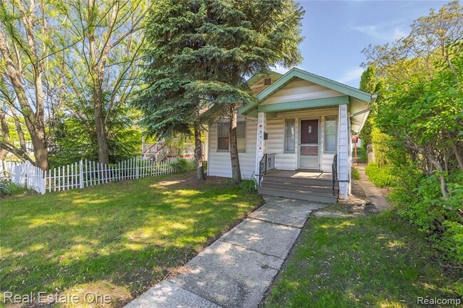 Building Photo - 842 E 10 Mile Rd