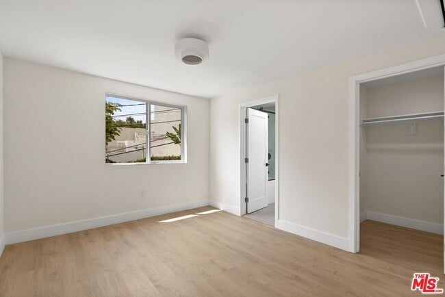 Building Photo - 8589 Rugby Dr