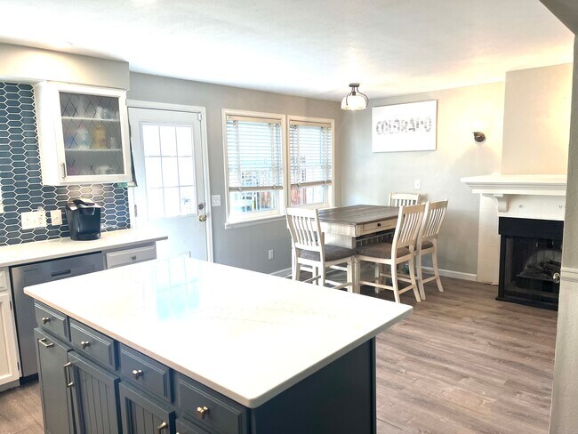 Building Photo - 7542 S Cove Cir