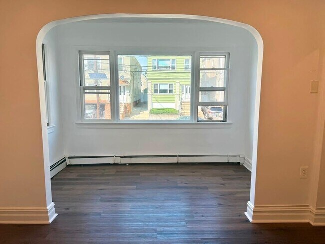 Building Photo - 162 W 9th St