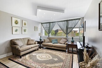 Building Photo - Welcome home to this spacious and renovate...