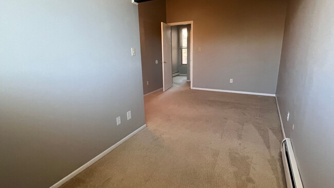 Building Photo - 3 Bed 1.5 Bath Townhome off Carefree and A...