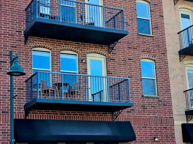 Building Photo - 332 River St