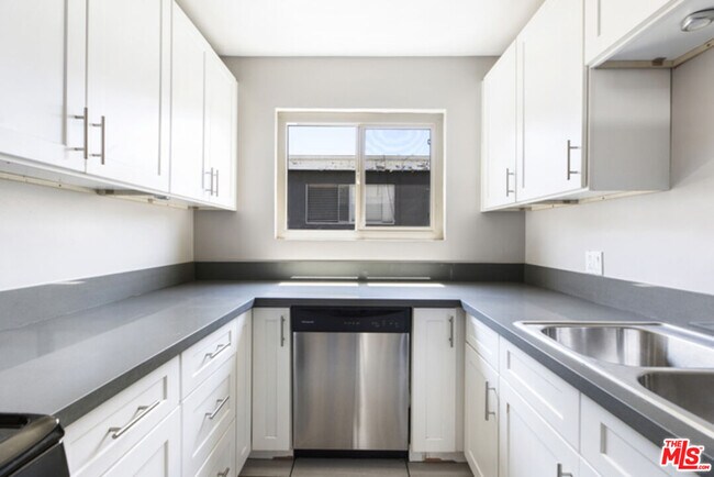 Building Photo - 925 N Curson Ave