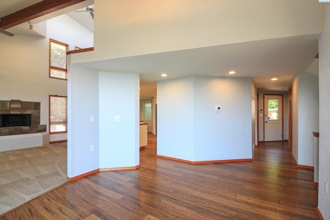 Building Photo - 4 Bed/2 Bath + an Office Richland House