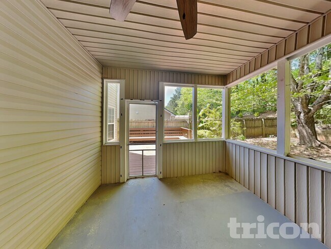 Building Photo - 123 Clarin Way