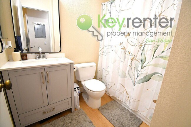 Building Photo - End-Unit Newly Remodeled Townhome in Clair...