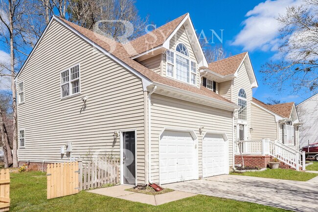 Building Photo - Easy living in this 4 BR, 2.5 BA home